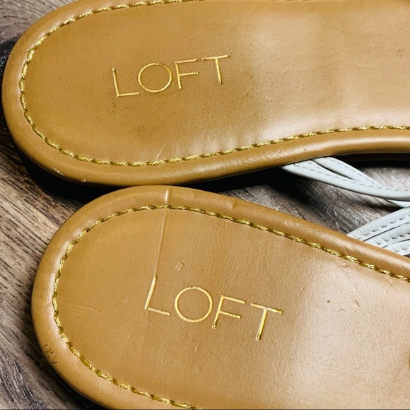 Ann Taylor Loft white leather strappy flip flop sandals w/ gold bumblebee charm - Picture 4 of 13